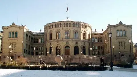 Alarm w Oslo. Szukają mężczyzny, który groził, że wysadzi parlament