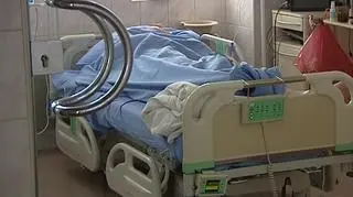 Mężczyzna przywieziony z silnym bólem brzucha po kilku dniach zmarł