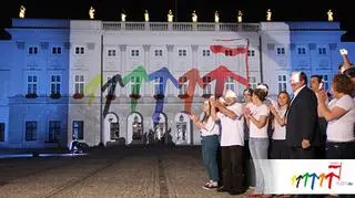 01.07 | 1 lipca 2011 roku Polska formalnie staje się przewodniczącym Rady Unii Europejskiej. Mówiąc prościej – na pół roku obejmuje prezydencję w UE. Jakie cele stawia sobie Polska? Poza wzrostem gospodarczym w UE priorytetami polskiej prezydencji mają być m.in. projekty zwiększające bezpieczeństwo Unii i zacieśnianie współpracy z jej sąsiadami. Pytanie, ile z tego programu uda się zrealizować. Jedno jest pewne, najbliższe pół roku to dla Polski wielkie wyzwanie logistyczne a zarazem szansa, żeby zyskać wizerunkowo. (TVN24)