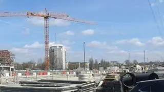 Po lewej nowy dworzec; po prawej - teren firmy Enkev