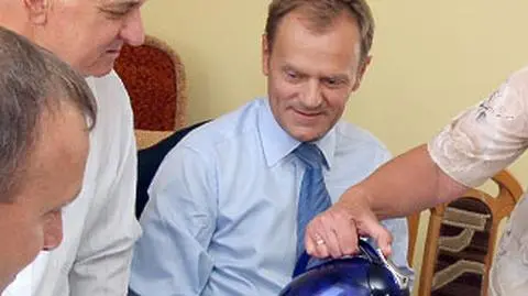 Tusk na parapetówce dostał zupę i "coś mocniejszego"