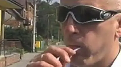 Trep z nożem chce kraść cukier. Pan Maciek wkracza do akcji
