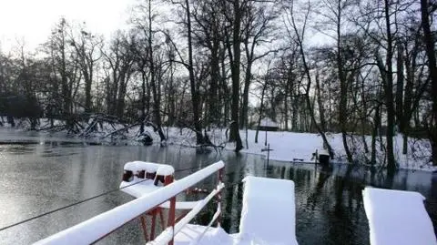 Dostali się na wyspę po lodzie, 
skradzione rzeczy ciągnęli do brzegu
