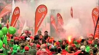 29.09 | Nawet 100 tysięcy związkowców może wziąć udział w dzisiejszej manifestacji zorganizowanej przez Europejską Konfederację Związków Zawodwych (EKZZ) - szacuje brukselska policja. Robotnicy, w tym prawie 300 osób z Solidarności i OPZZ, protestują przeciwko polityce cięć i oszczędności, jaką kraje UE wprowadzają po kryzysie. (APTN)