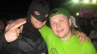 Krzysztof Zamorski z "Batmanem" po tym jak przebiegli ulicami Wrocławia 
