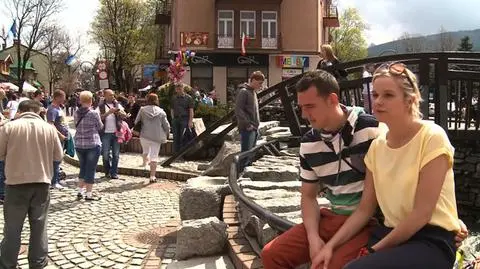 Kapryśna pogoda w Zakopanem nie odstrasza turystów. "Jest przepięknie"