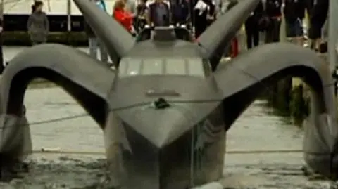 Łódź jak dla Batmana na ratunek wielorybom