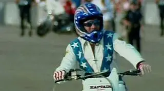 24 - tyle autobusów przeskoczył na motorze Amerykanin Rob Knievel. Kaskader przeleciał nad pojazdami i wylądował między dwoma kilkumetrowymi płomieniami. Poprzedni rekord w przeskakiwaniu samochodów należał do jego ojca, słynnego Evela Knievela i wynosił 14 autobusów. (APTN)