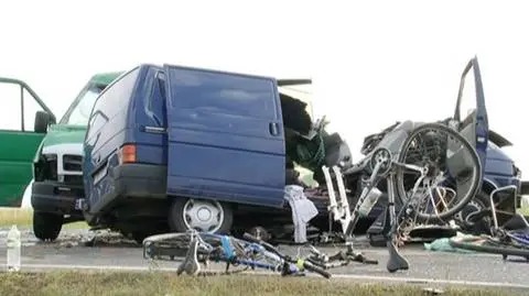 Czołowe zderzenie dwóch busów. 4 zabitych, 9 rannych