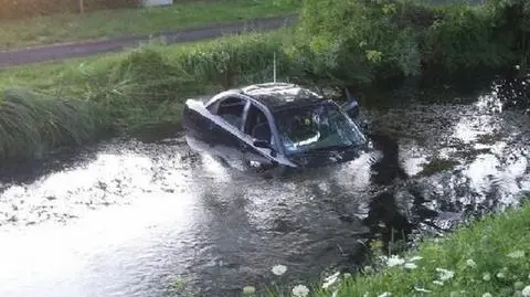 Nastoletni kierowca chciał się popisać, wpadł z kolegami do rzeki