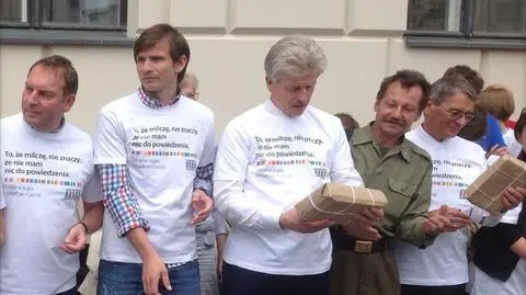 Poznaniacy podawali sobie książki z rąk do rąk. W akcji uczestniczyli m.in. Bartosz Bosacki i Ryszard Grobelny