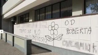 Napisy na elewacji slupskiego ZUS-u