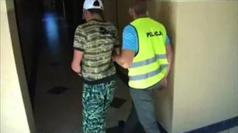 Jeden z zatrzymanych za kradzieże rowerów odprowadzany na komisariat