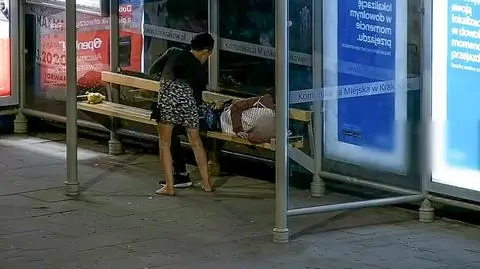 Kraków. Okradli mężczyznę śpiącego na przystanku