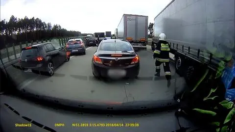Kierowcy na autostradzie zablokowali dojazd do wypadku. Strażacy musieli biec