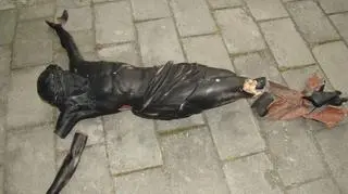 Gliniana rzeźba została zniszczona