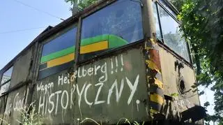 Na tramwaju znajduje się napis, który ma uchronić pojazd przed pocięciem