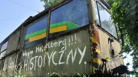 Fantazjują o trolejbusie, remontują "trumnę"