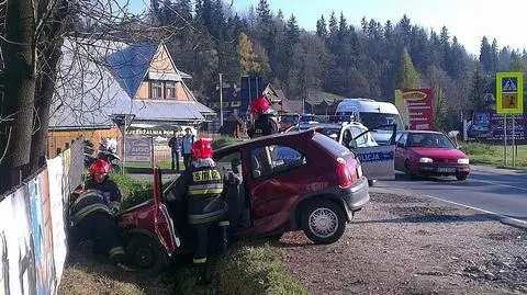 Wjechała w busa i wylądowała w rowie. 45-latka w szpitalu