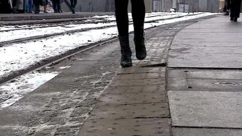 "Ruchomy" chodnik na przystanku. "Można wpaść pod tramwaj"
