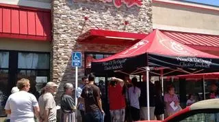 Kolejka do fastfooda w Kaliforni