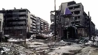 Dzielnica Grbavica w Sarajewie, kilka miesięcy po podpisaniu traktaku pokojowego w Dayton w 1995 r.