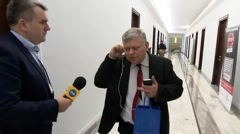 Podchodzi dziennikarz do posła, a ten