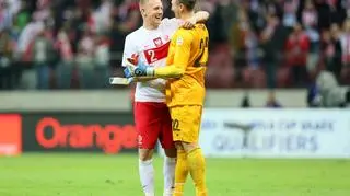 Kamil Glik odbiera gratulacje od Przemysława Tytonia