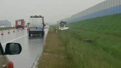 Cysterna z gazem leży na A2. Ruch w stronę Warszawy zamknięty