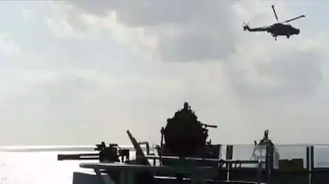 Ostrzał z helikoptera i szybki desant marines