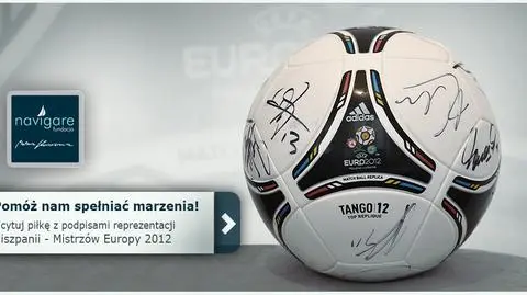 Licytuj i pomagaj. Piłka z podpisami mistrzów Euro 2012 trafiła na aukcję