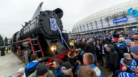 Pod stadionem Lecha stanęła lokomotywa. To symbol poznańskiego klubu