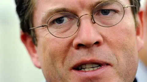 Odebrali szefowi MON tytuł doktora