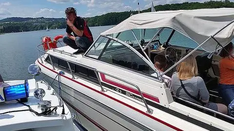 Solina. Pijany sternik,  turyści na łodzi