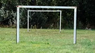 Chłopiec zmarł na boisku przy nieczynnej od dawna szkole