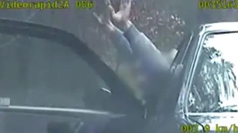 Zobaczył policjantów, rzucił się do ucieczki
