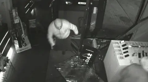 Mława. Busem staranowali drzwi sklepu i zabrali towar warty 50 tys.