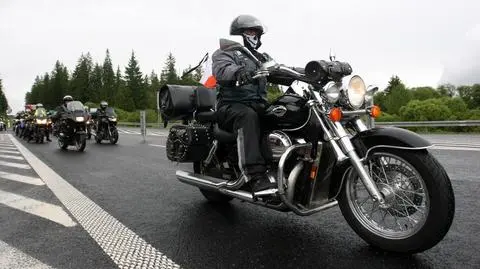 Kolumna motocyklistów odprowadza zmarłych kolegów