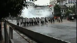 Pałki, strzały, gaz - tak wygląda dziś stolica Birmy. Antyrządowe protesty przeradzają się w rewoltę przeciwko rządzącej juncie. Dziś do Birmy przyjedzie specjalny wysłannik ONZ Ibrahim Gambari, aby przyjrzeć się sytuacji w kraju. (APTN)