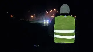 Dzięki odblaskom pieszy jest po zmroku widoczny na drodze