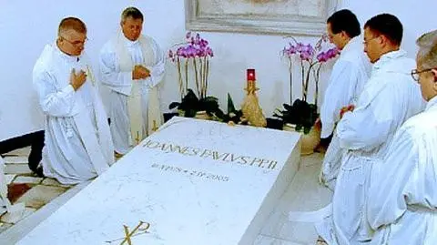 Tłumy przy grobie Jana Pawła II