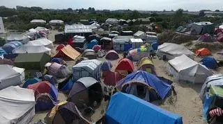 Problem imigrantów w okolicach Calais wciąż nie został rozwiązany. Materiał "Faktów z Zagranicy" TVN24 BiS z 2.08.2017 r.