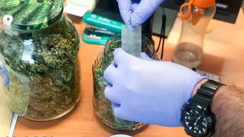 Narkotyki w 13 słoikach 