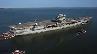 Lotniskowiec już nie jest w stanie sam się poruszać. Za napęd służą liczne holowniki