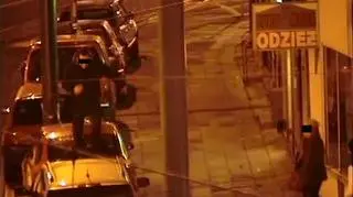 Jeden z mężczyzn zaczął nagle biec po dachach samochodów