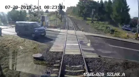 Bus utknął na przejeździe kolejowym. Tuż przed pociągiem