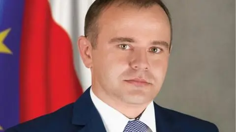 Burmistrz oddaje połowę pensji potrzebującym