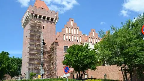 Wypadek na budowie Zamku Przemysła. Spadła winda z pracownikami