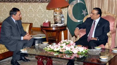Szef CIA Leon Panetta (z lewej) z premierem Pakistanu Asifem Zardarim