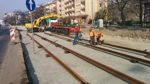 Remont na rondzie Czyżyńskim w Krakowie.
Od sierpnia nowe trasy tramwajowe
